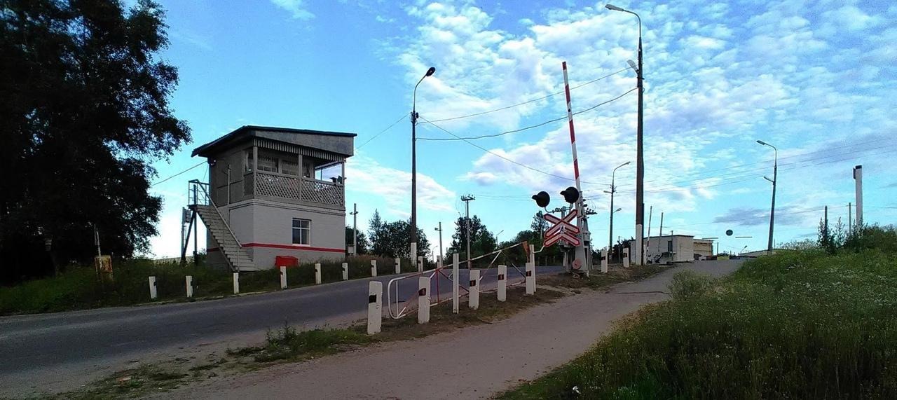 В Великих Луках сегодня закрыт для транспорта Лазавицкий переезд